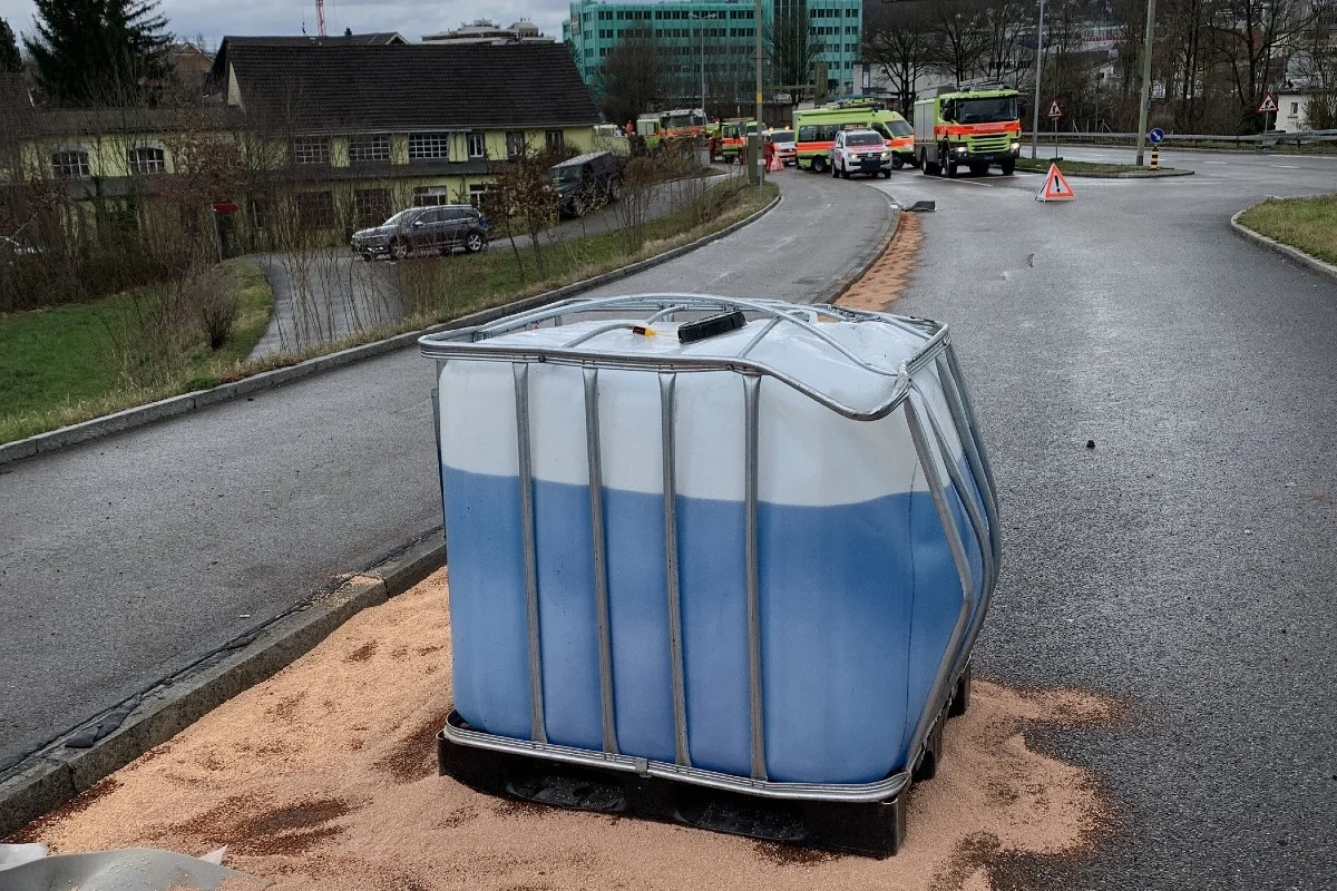 Urdorf ZH - Nach Unfall sind rund 100 Liter Frostschutzmittel ausgelaufen