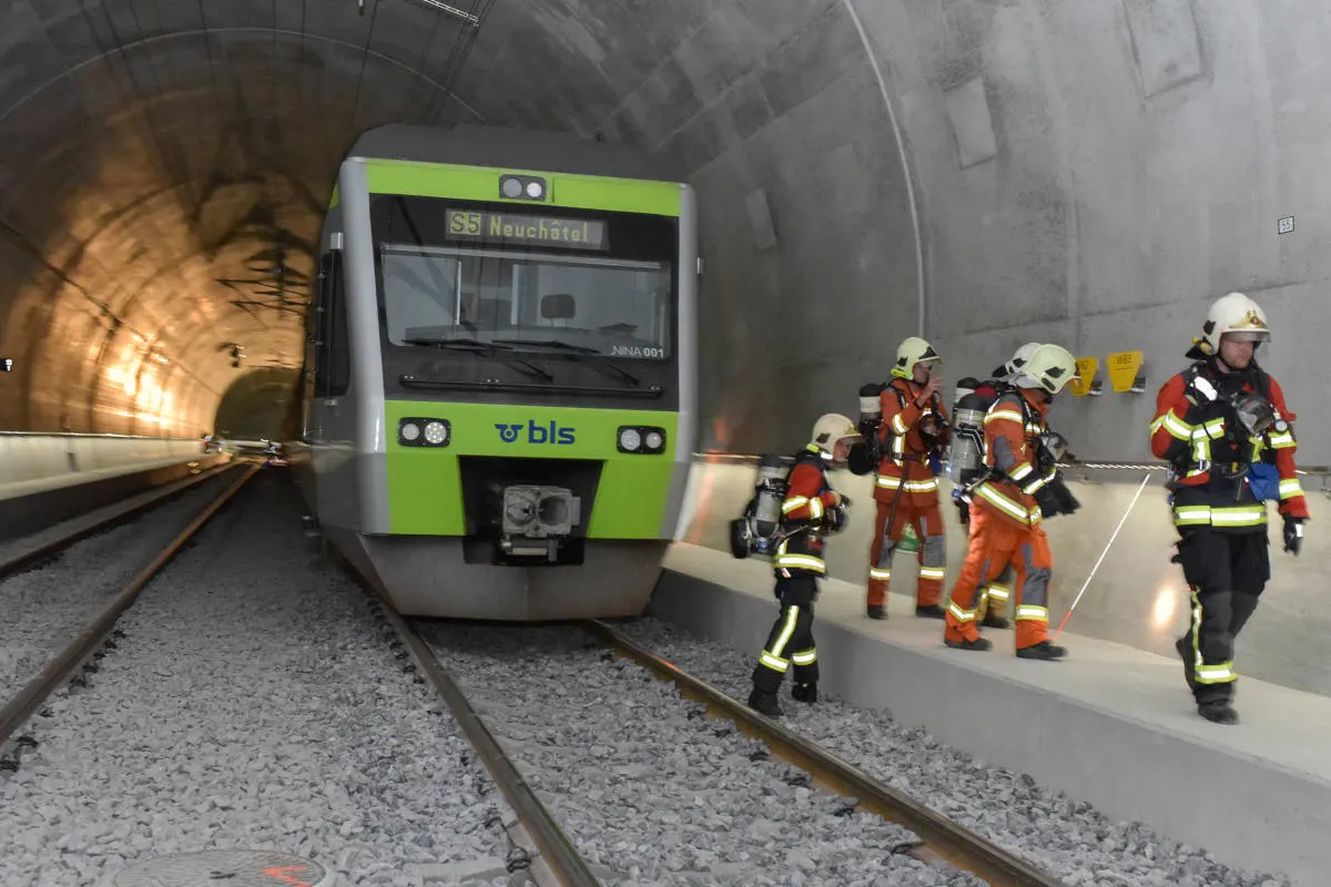 Rosshäusern BE - Positives Fazit der Grossübung im neuen Eisenbahntunnel