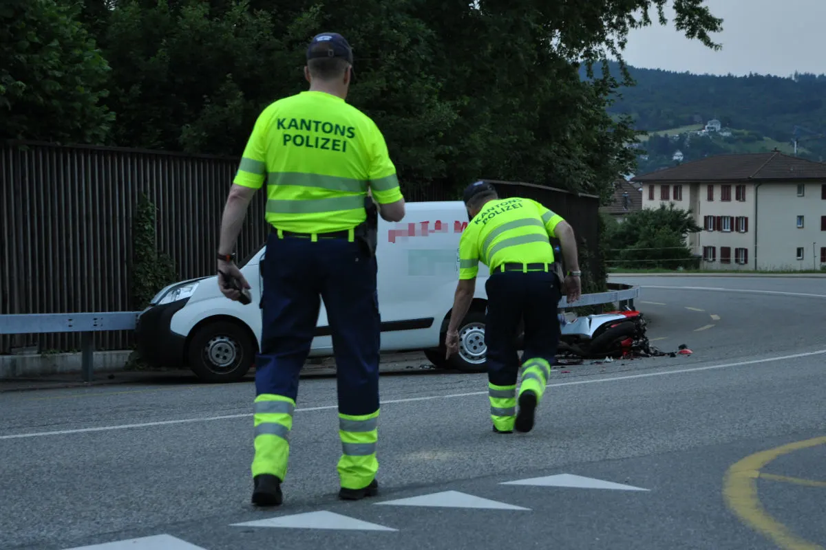 Strengelbach AG - Motorrad kollidiert mit schleuderndem Auto