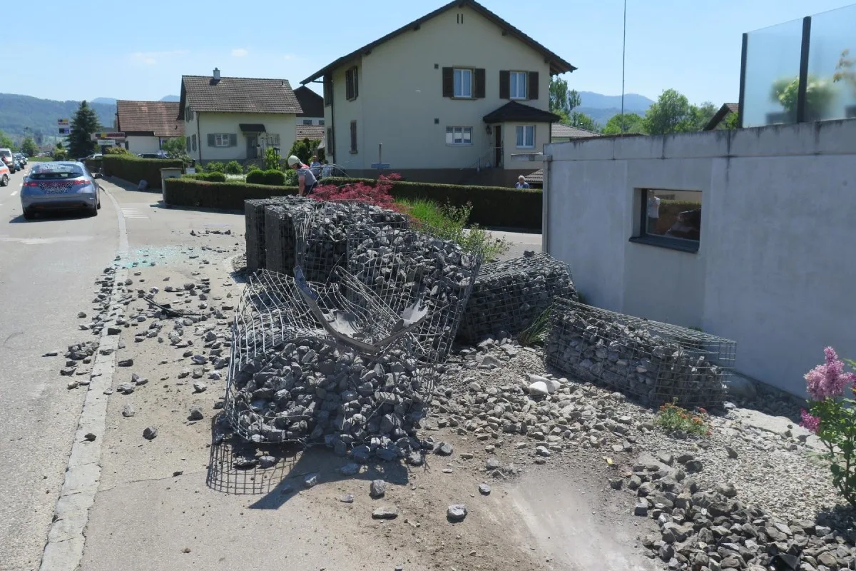 Brislach BL - Spektakulärer Selbstunfall - Lenker verletzt sich dabei!