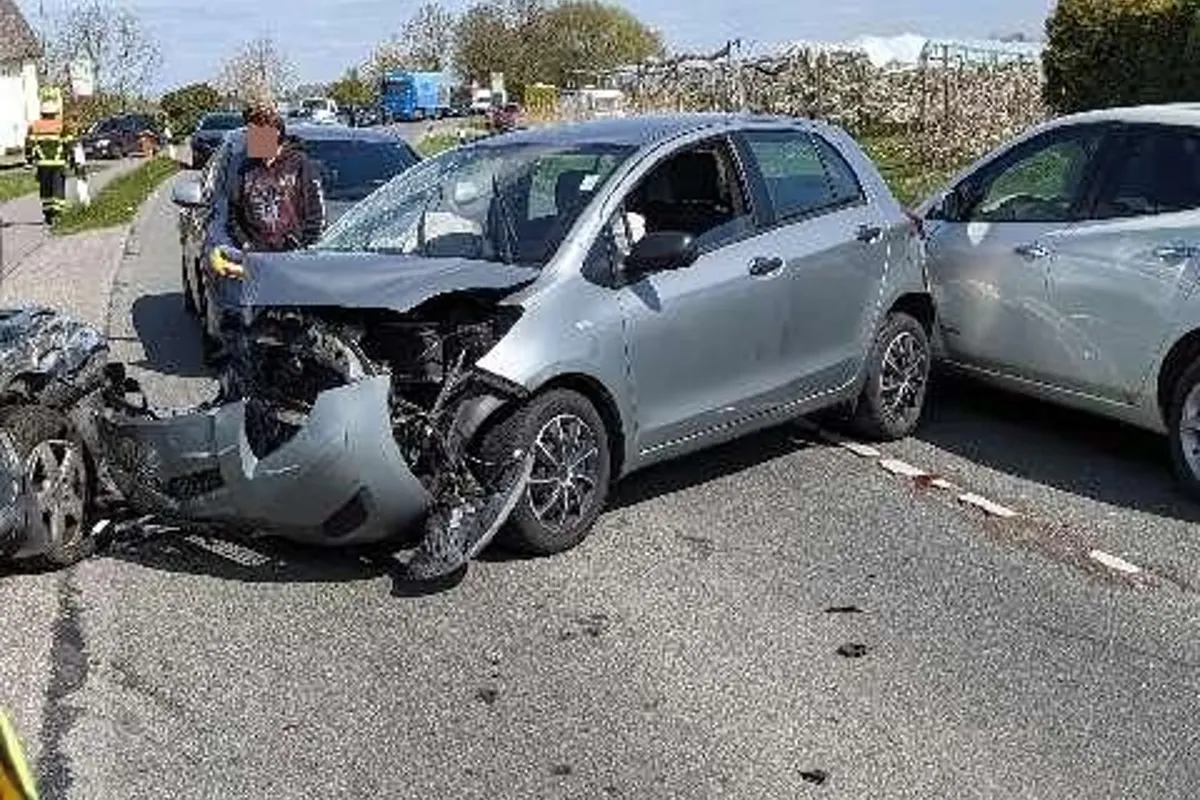 Fünf Autos in Verkehrsunfall auf Landesstraße 140 in Jork-Hove verwickelt