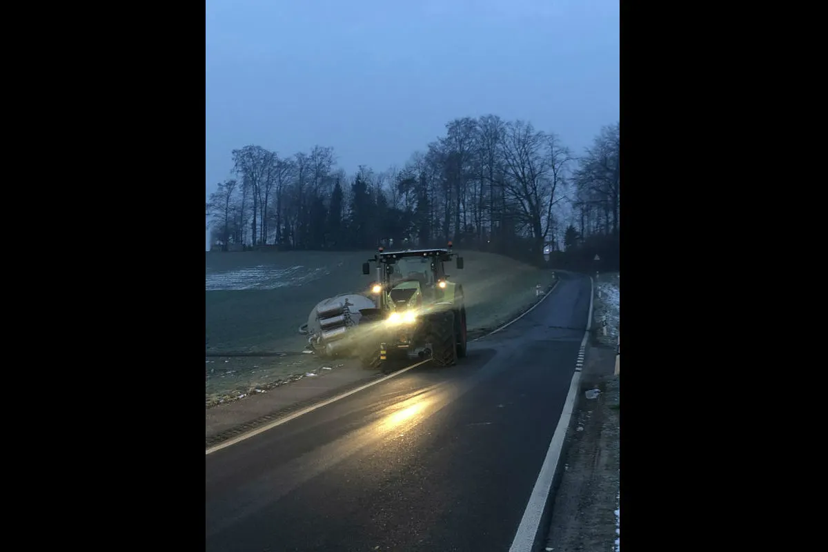 Ballwil LU - Jauchanhänger umgekippt