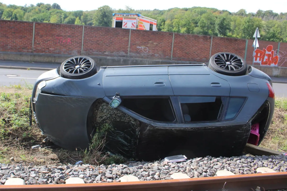 Eschweiler – Auto überschlägt sich bei Unfall – zwei Menschen verletzt