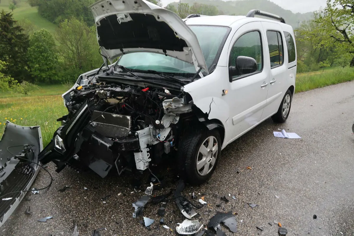 Reigoldswil BL - Anhänger kollidiert mit Auto