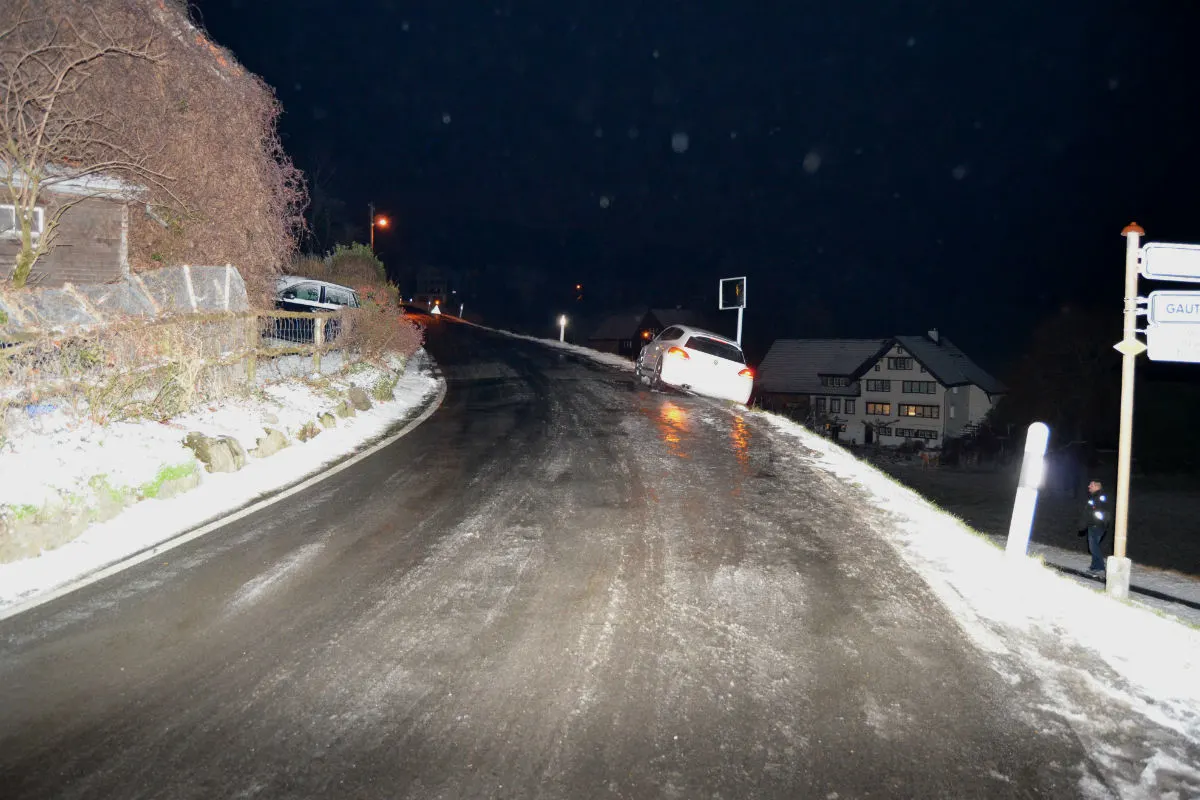 Herisau/Walzenhausen/Niederteufen AR - Unfälle auf schneebedeckter Strasse