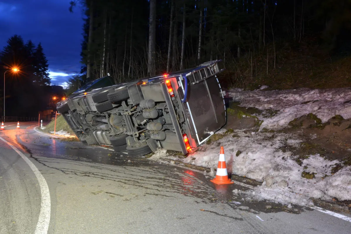 Reute AR - Lastwagen zur Seite gekippt