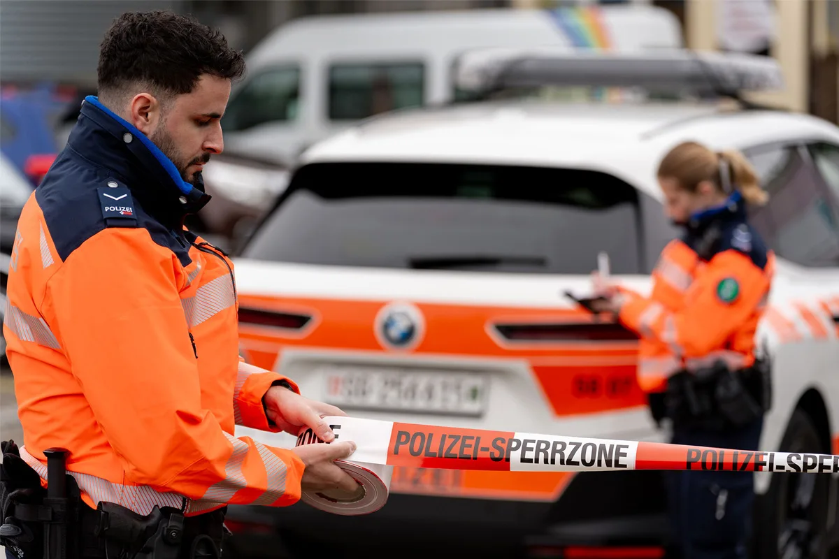 Au SG – Vier Personen teils schwer verletzt in Haus gefunden