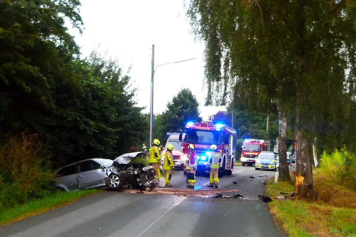 Hille - Auto prallt gegen Baum - 19-jähriger Hiller schwer verletzt