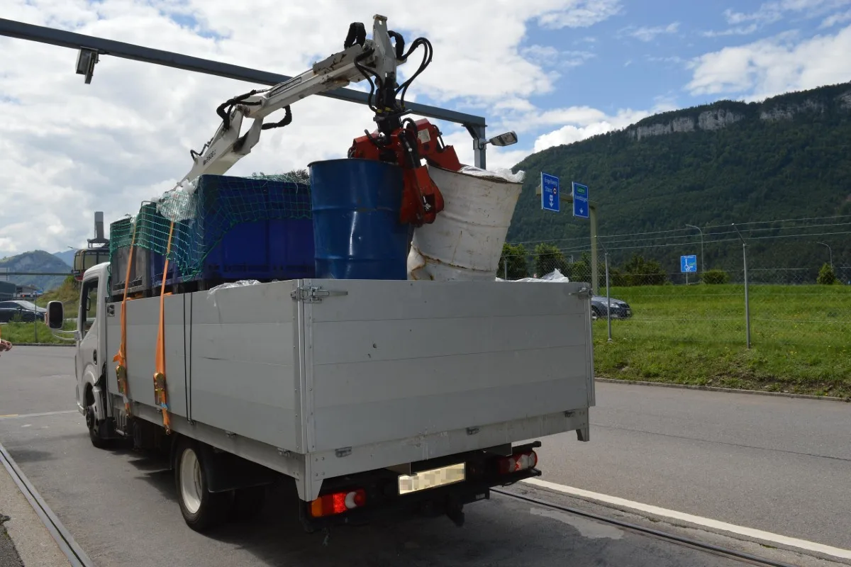 Stans NW- Lieferwagen massiv überladen auf der Autobahn A2 unterwegs