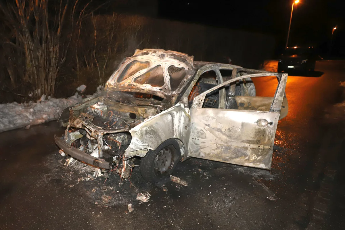 Niederurnen GL – Zigarette löst Fahrzeugbrand aus
