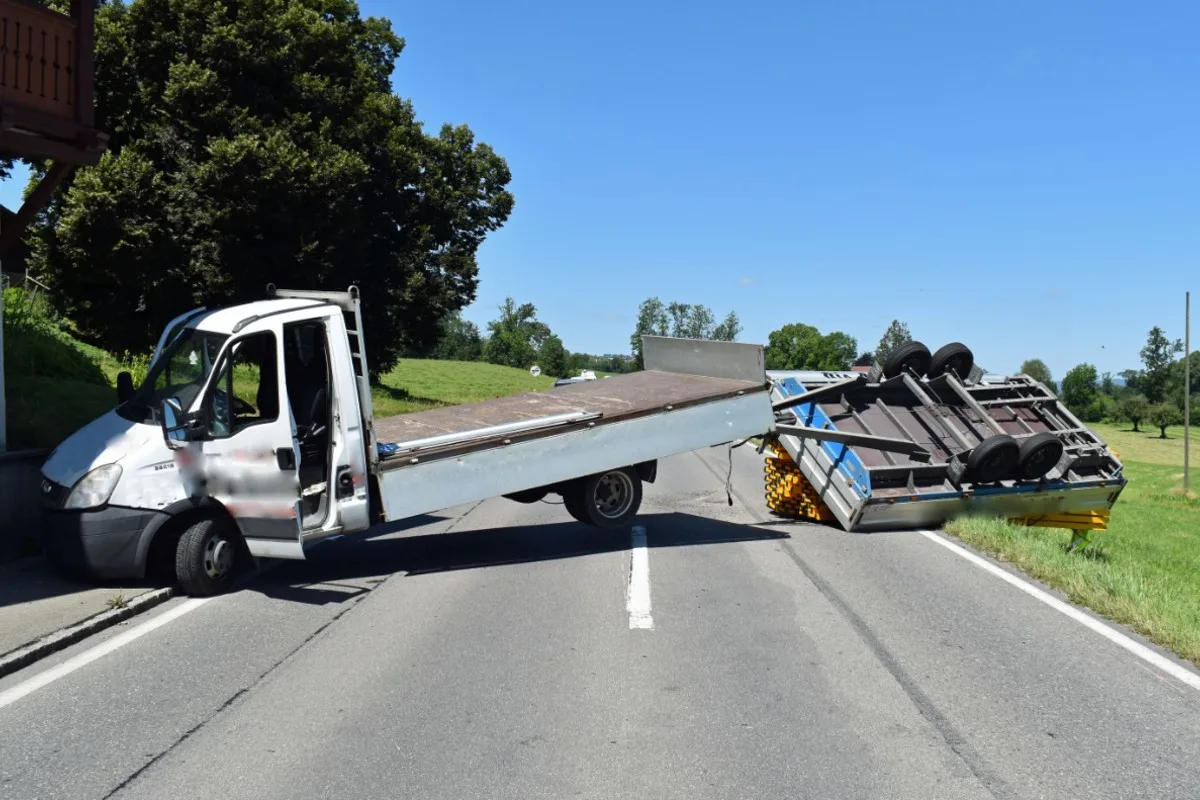 Spektakulärer Unfall in Nottwil LU - Sachentransportanhänger umgekippt 
