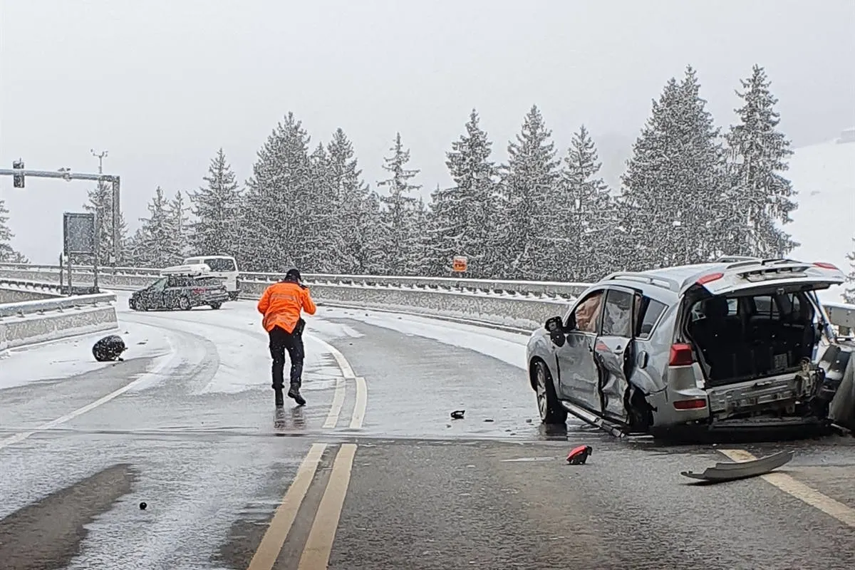 A28 Saas GR – Schleudernd auf der Gegenfahrspur kollidiert