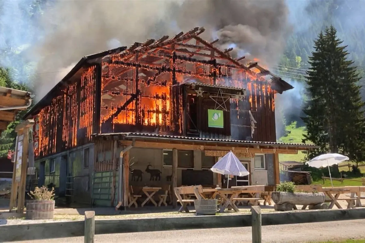 Surses-Rona GR – Stallbrand auf landwirtschaftlichen Betrieb