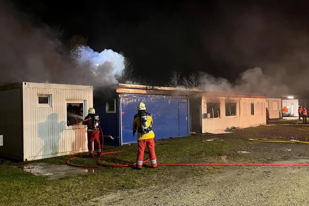 Buchs ZH - Meterhohe Flammen aus einer Containerunterkunft