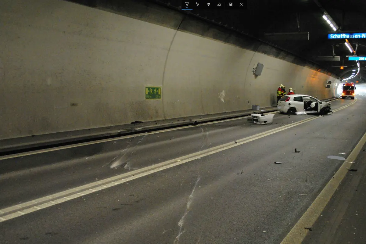 A4/Schaffhausen SH - Drei Verletzte bei Selbstunfall