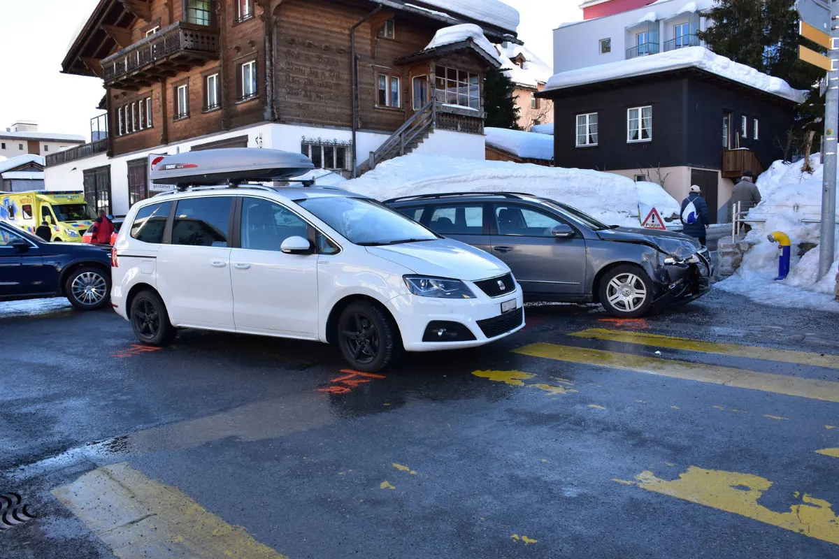 Davos Dorf GR -  Kollision auf Kreuzung