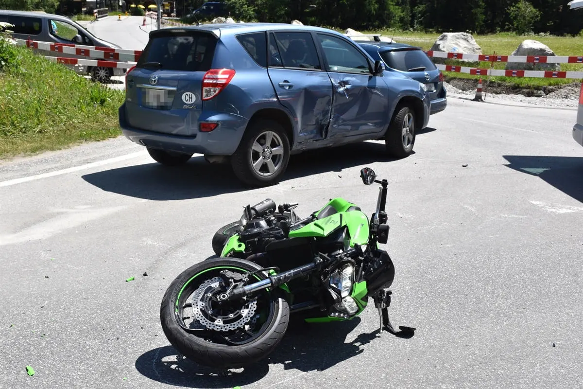 St. Moritz GR – Beim Linksabbiegen Motorrad übersehen