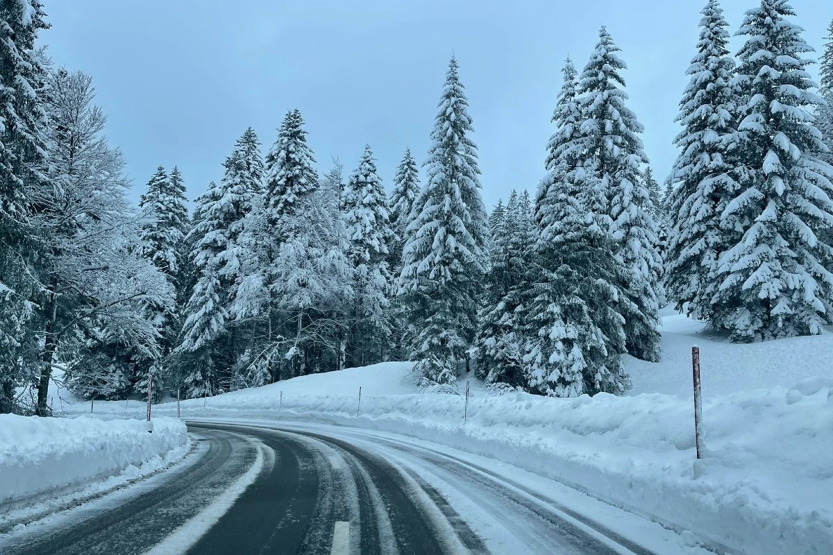 Vorsicht - Teils schwierige Strassenverhältnisse in den Bergen durch Sturm und Schnee