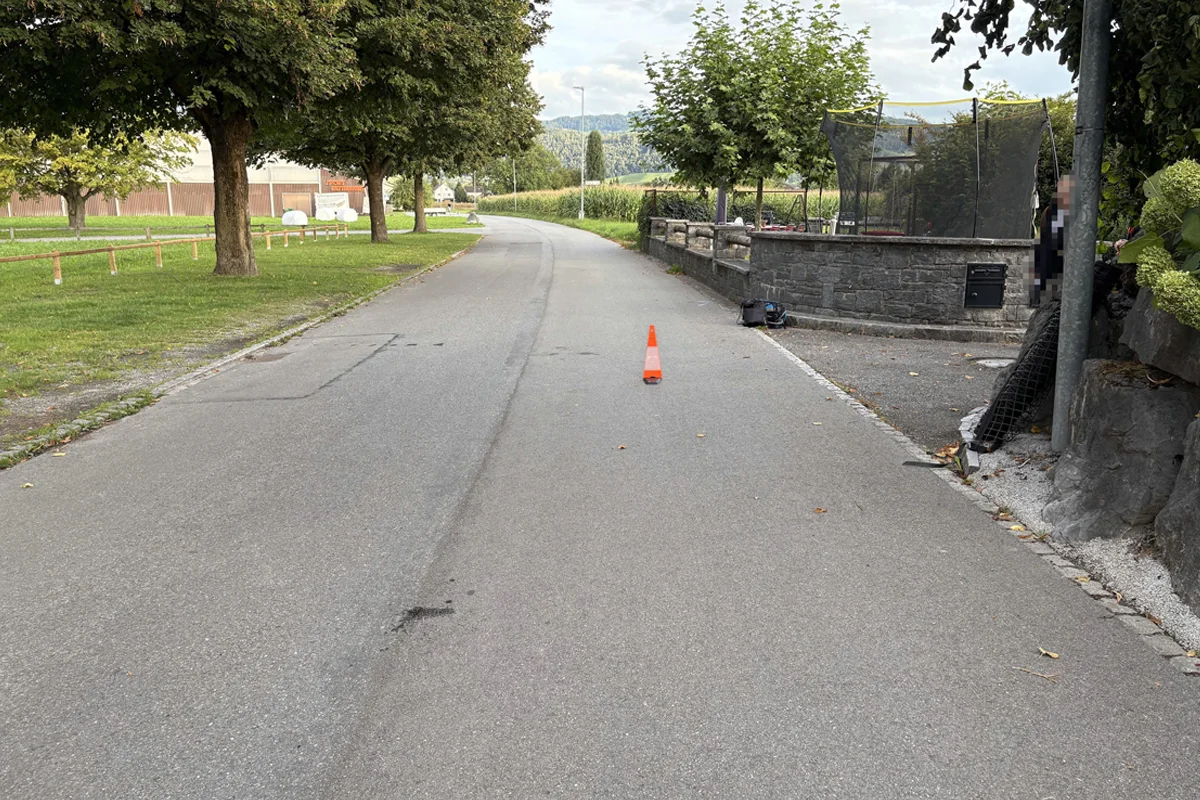 Widnau SG – E-Bike prallt in Auto