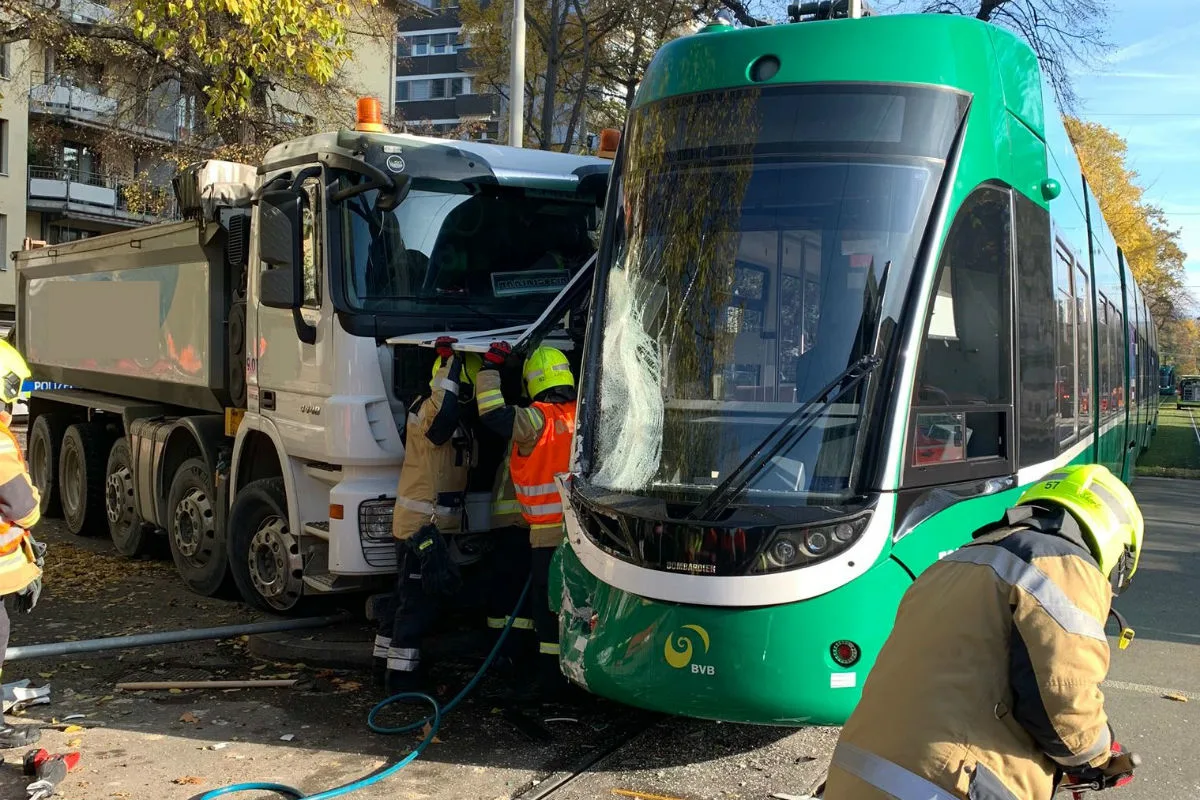 Basel BS - Kollision zwischen Tram und Lastwagen