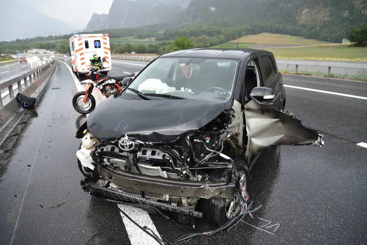 Trimmis GR -  Auto bei Selbstunfall total beschädigt – Lenkerin leicht verletzt
