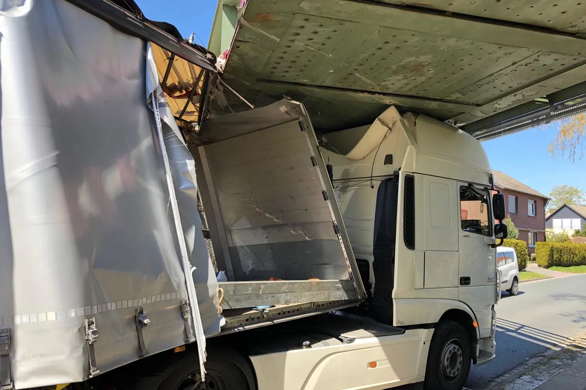 Nordenham - Lkw fährt sich unter einer Brücke fest