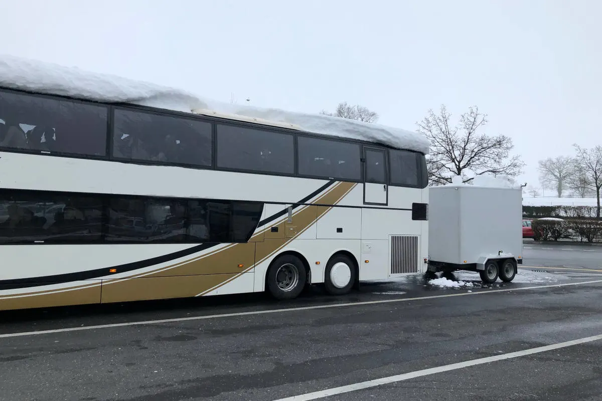 A2 Emmenbrücke LU - Reisecar mit über 40 cm Schnee auf Dach angehalten