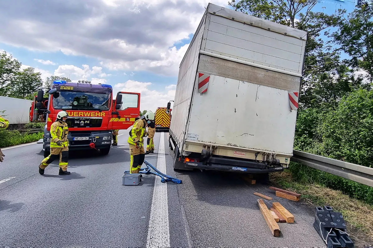 Grevenbroich – LKW verliert Hinterreifen auf Autobahn – Fahrzeug droht umzustürzen