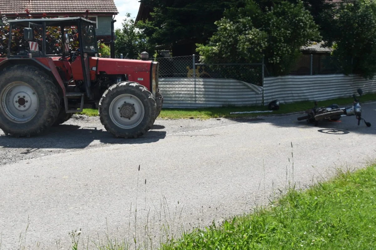 Wittenbach SG - Traktorfahrer übersieht den Mofalenker