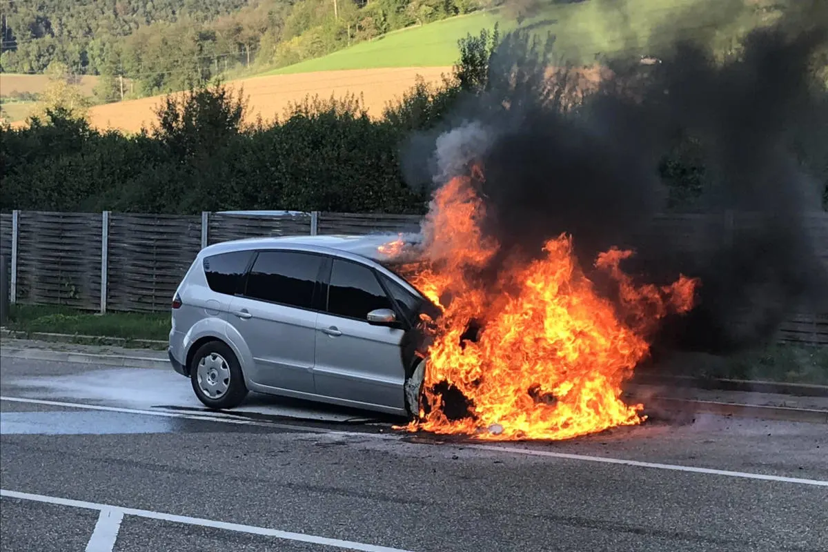A2 Tenniken BL - Personenwagen bei Brand vollends zerstört