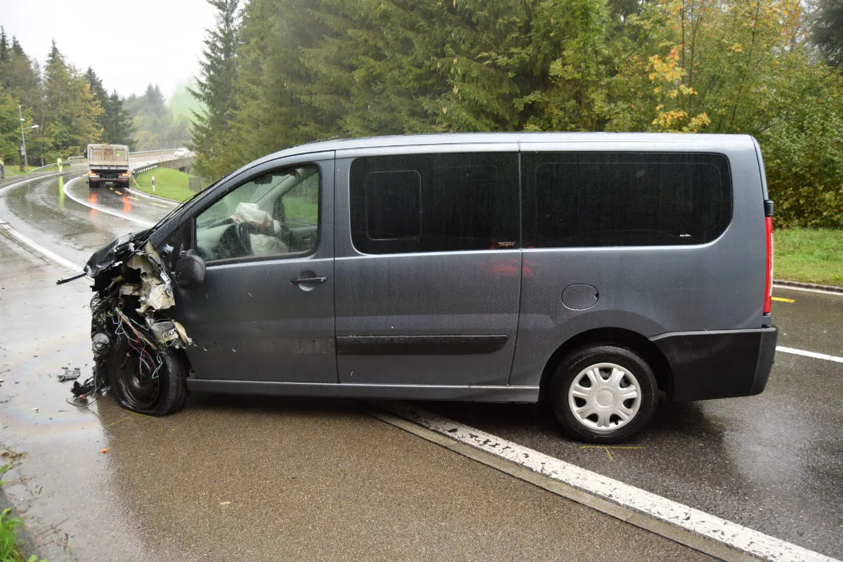 Hundwil AR - Auto streift Lastwagen