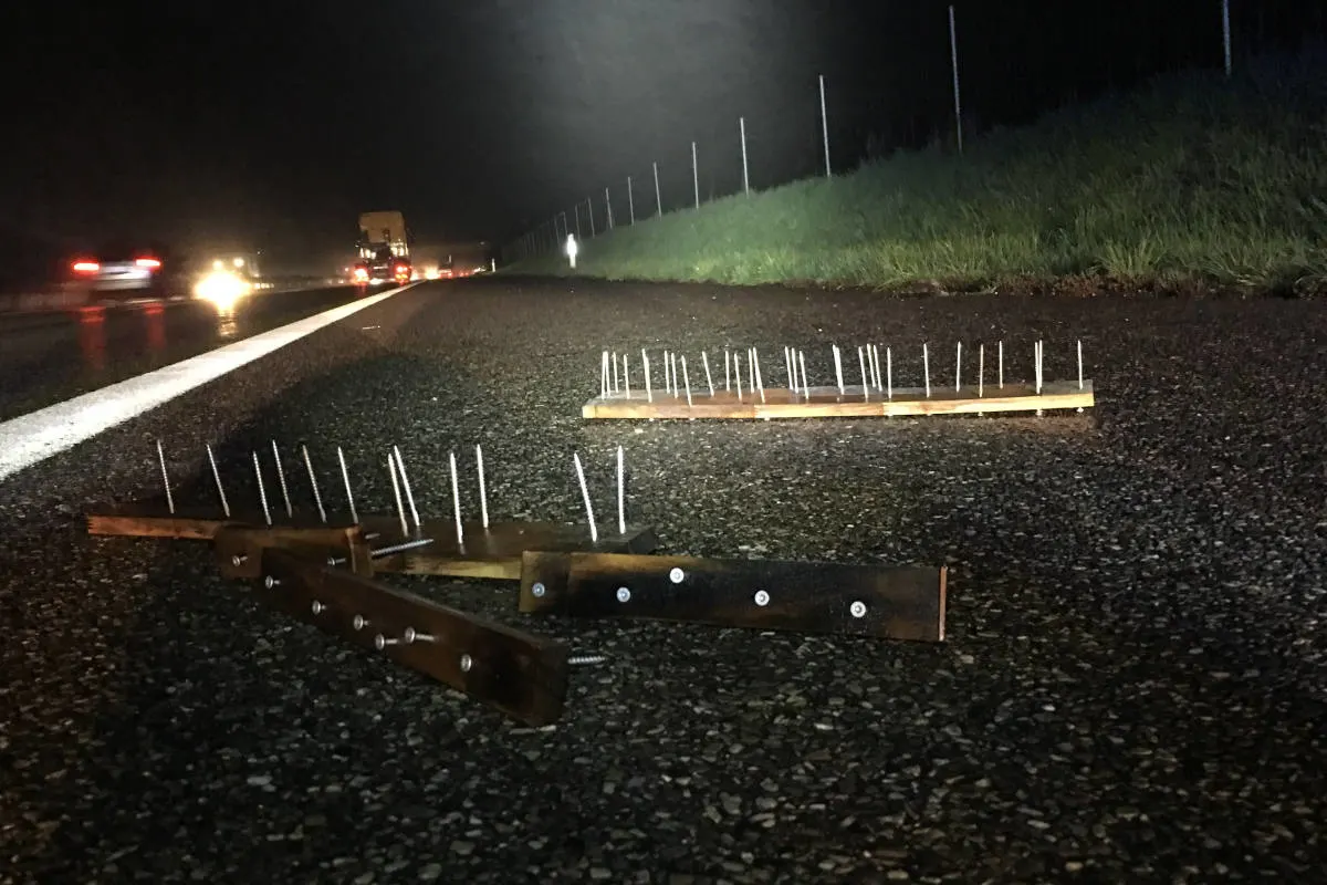 Möhlin/A3 AG - Nagelbretter auf Pannenstreifen festgestellt (Zeugenaufruf)