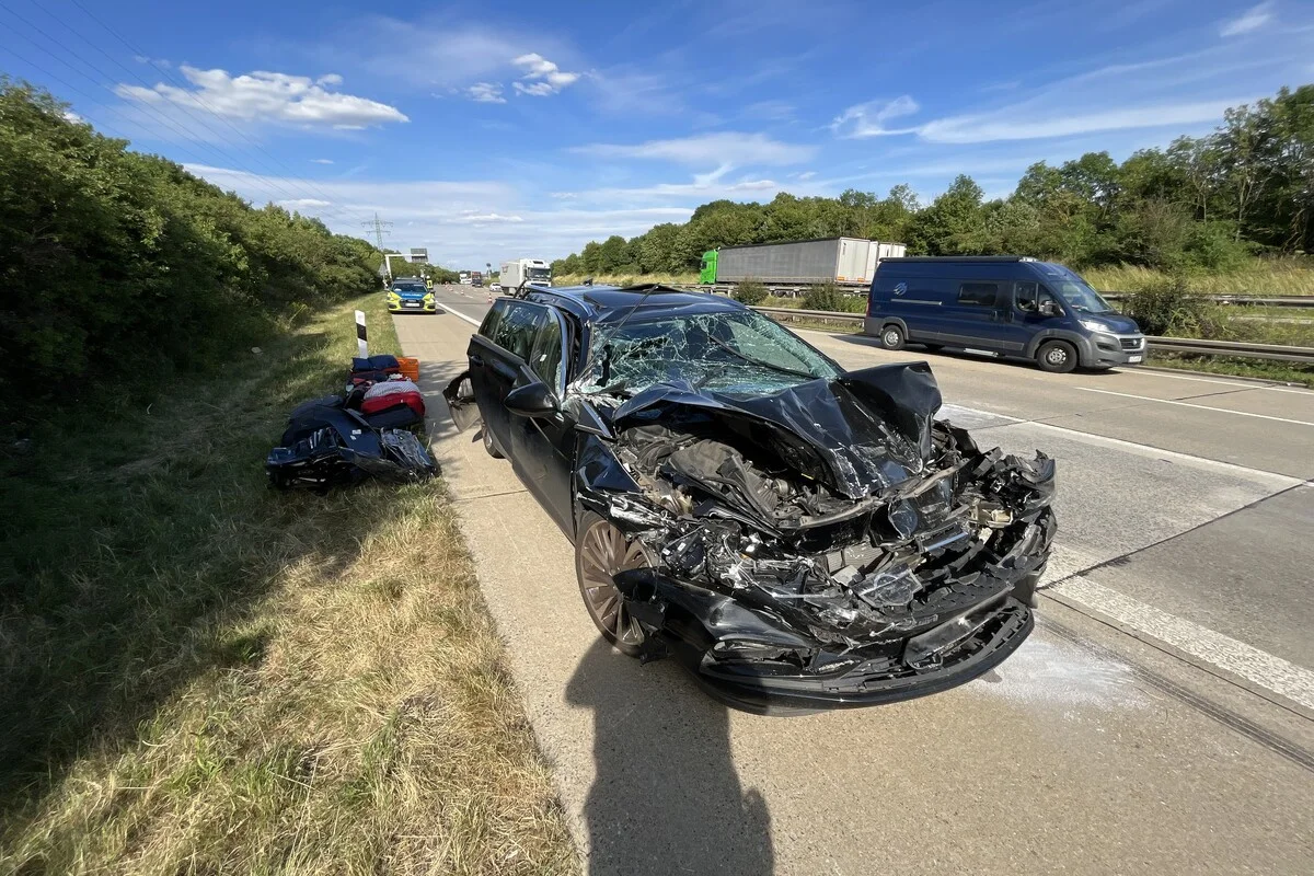 Unfall auf der A9 - Opel zwischen zwei Lkws eingequetscht 
