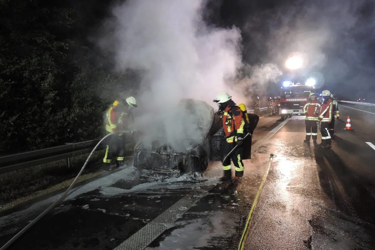 Brand auf der A98 bei Stockach – Fahrzeug auf der Autobahn Feuer gefangen