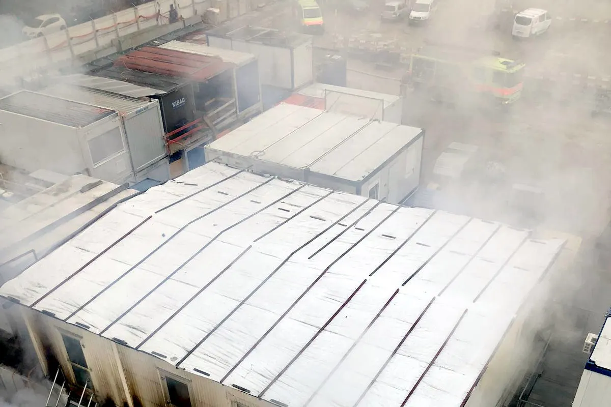 Zürich ZH - Brand von Baucontainern auf der Baustelle des PJZ