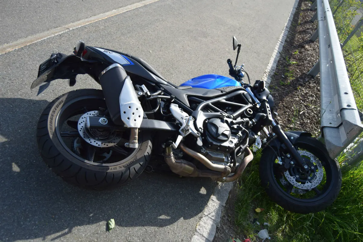 Schwellbrunn AR - Motorradfahrer gegen Leitplanke geprallt