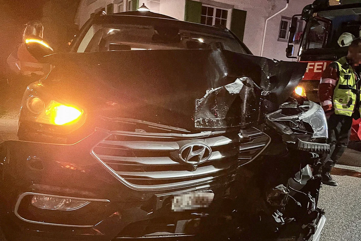 Reigoldswil BL - Hyundai bei heftigem Unfall massiv beschädigt