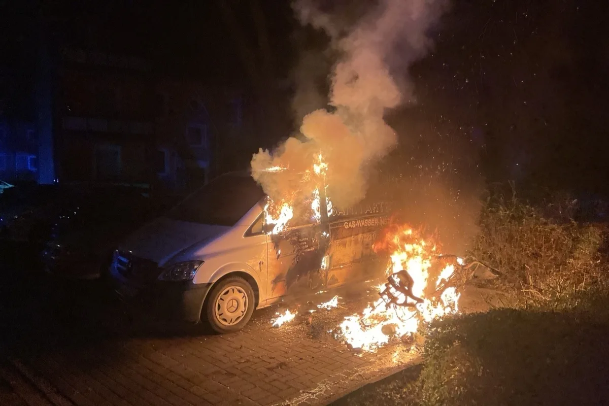 Hombruch – Transporter und Motorrad in Brand