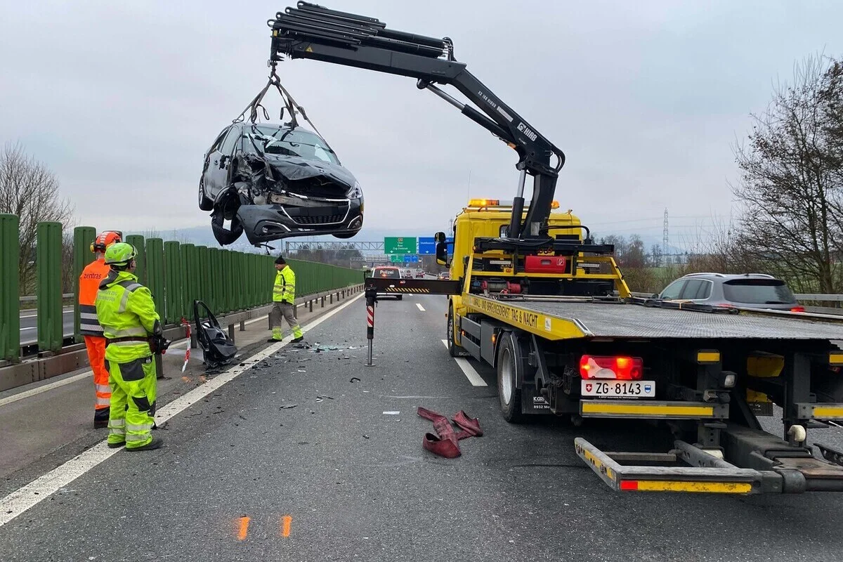 Cham ZG – Schwerer Unfall führt zu Verkehrsbehinderungen - zwei Personen erheblich verletzt