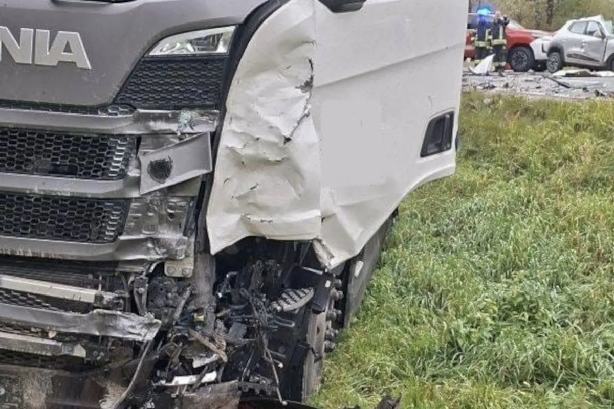Die Front eines Lastwagens ist stark beschädigt, vermutlich durch einen Aufprall. Im Hintergrund sind weitere Fahrzeuge und Polizei sichtbar.