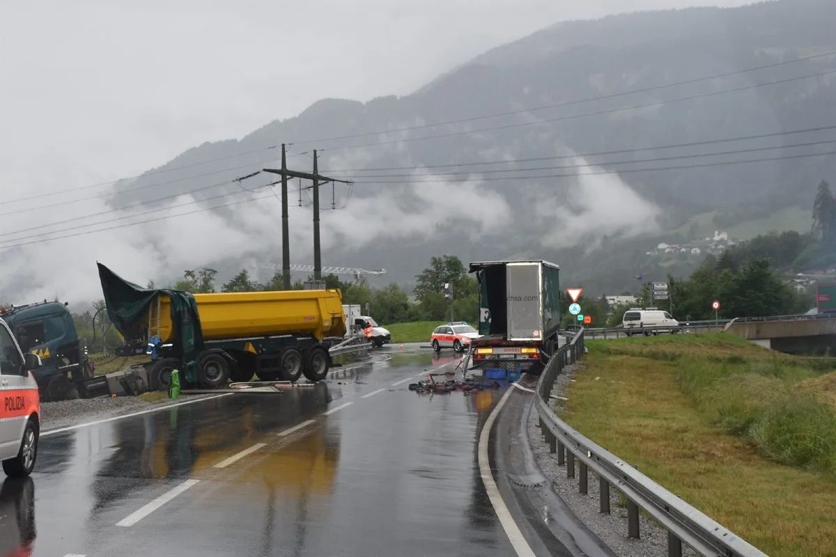 Ilanz GR - Heftige Kollision zwischen Sattelmotorfahrzeuge