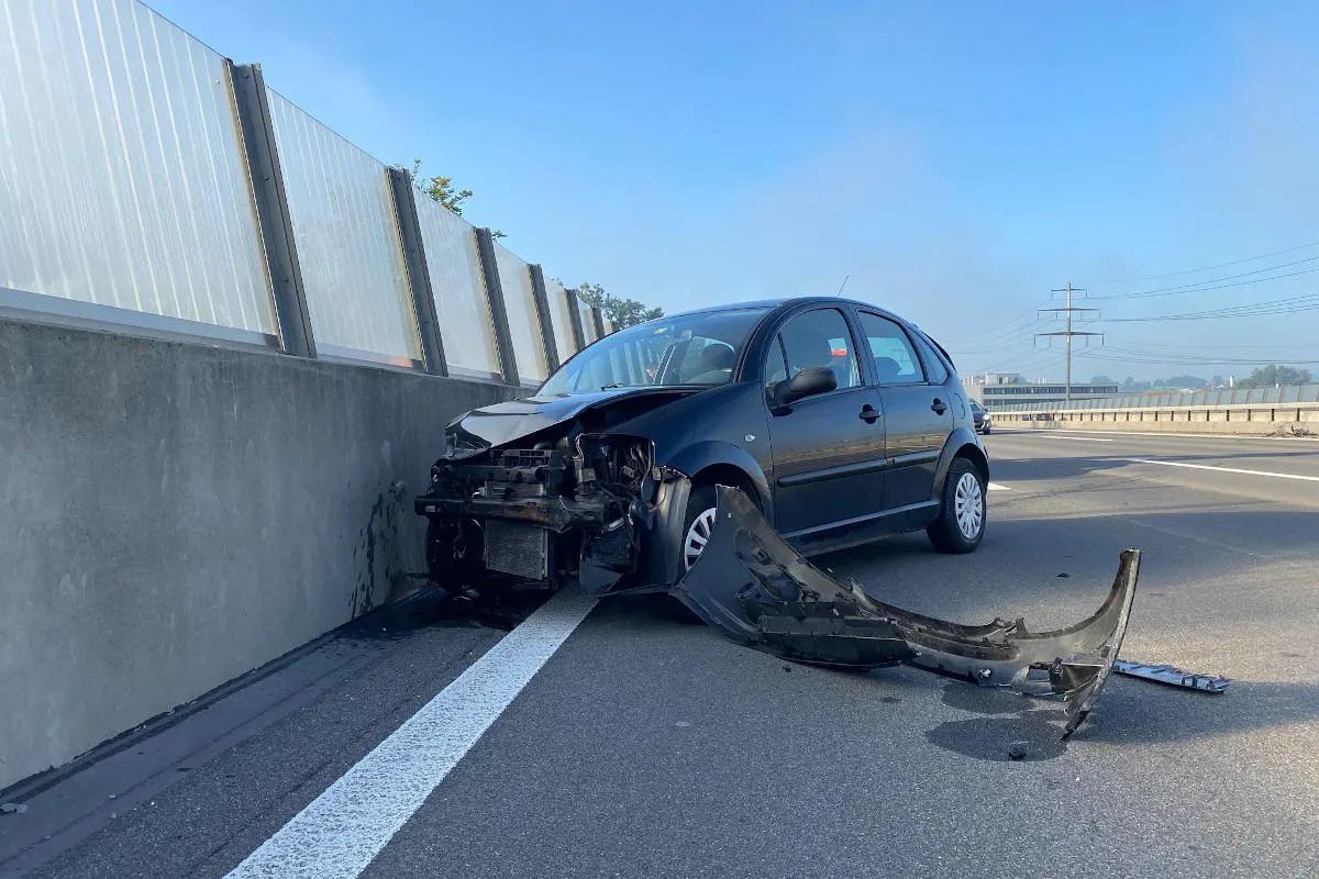 A4 Cham ZG – Kollision zwischen Lastwagen und Personenwagen