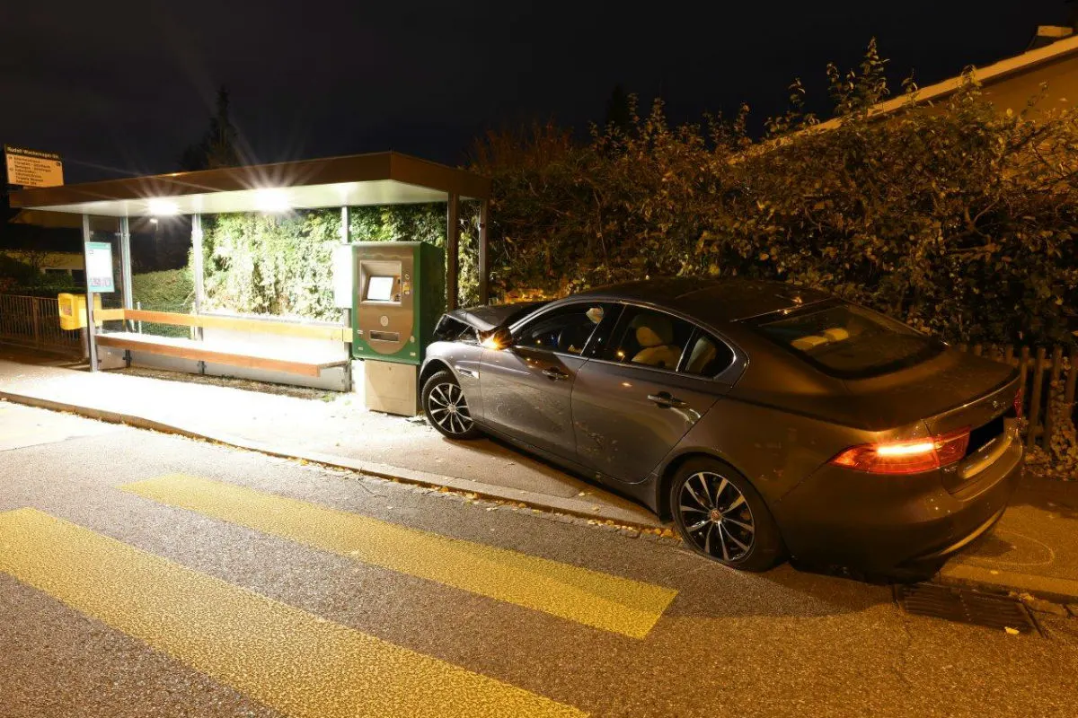 Riehen BS - Autofahrer kollidiert mit Wartehäuschen