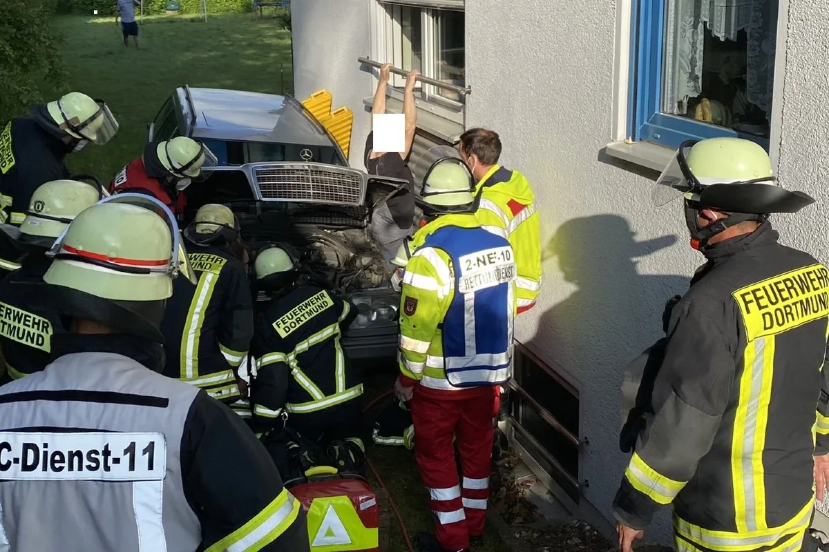 Dortmund -  Perso zwischen Mercedes und Hauswand eingeklemmt