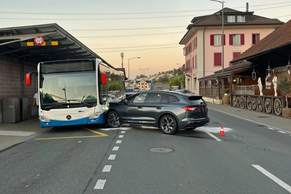 60'000 Franken Sachschaden in Root LU - Kollision mit zwei Autos und vbl-Bus