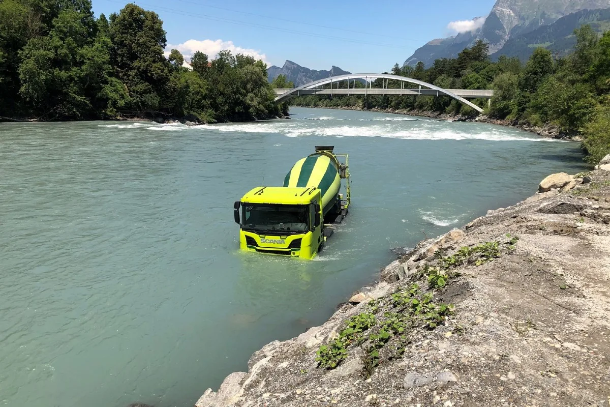 Maienfeld GR - Lastwagen gelangt führerlos in den Rhein - Bergung war anspruchsvoll
