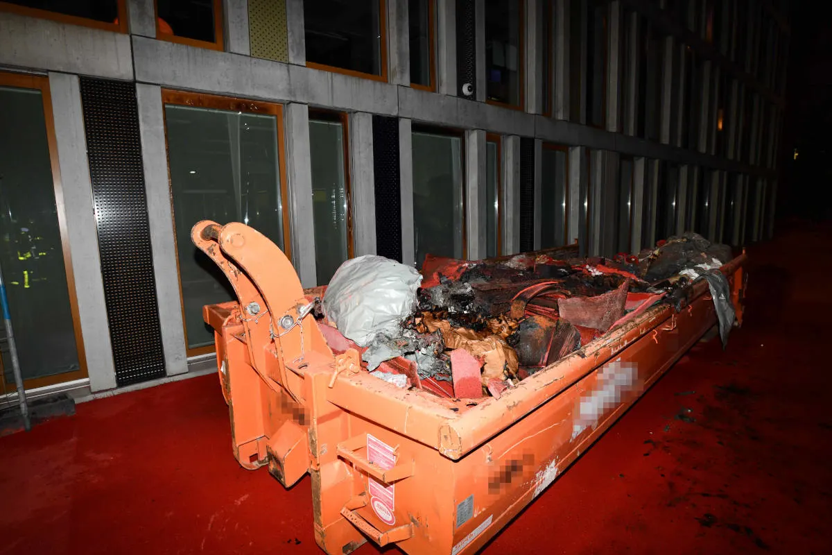 Stadt St.Gallen – Bauschuttmulde angezündet
