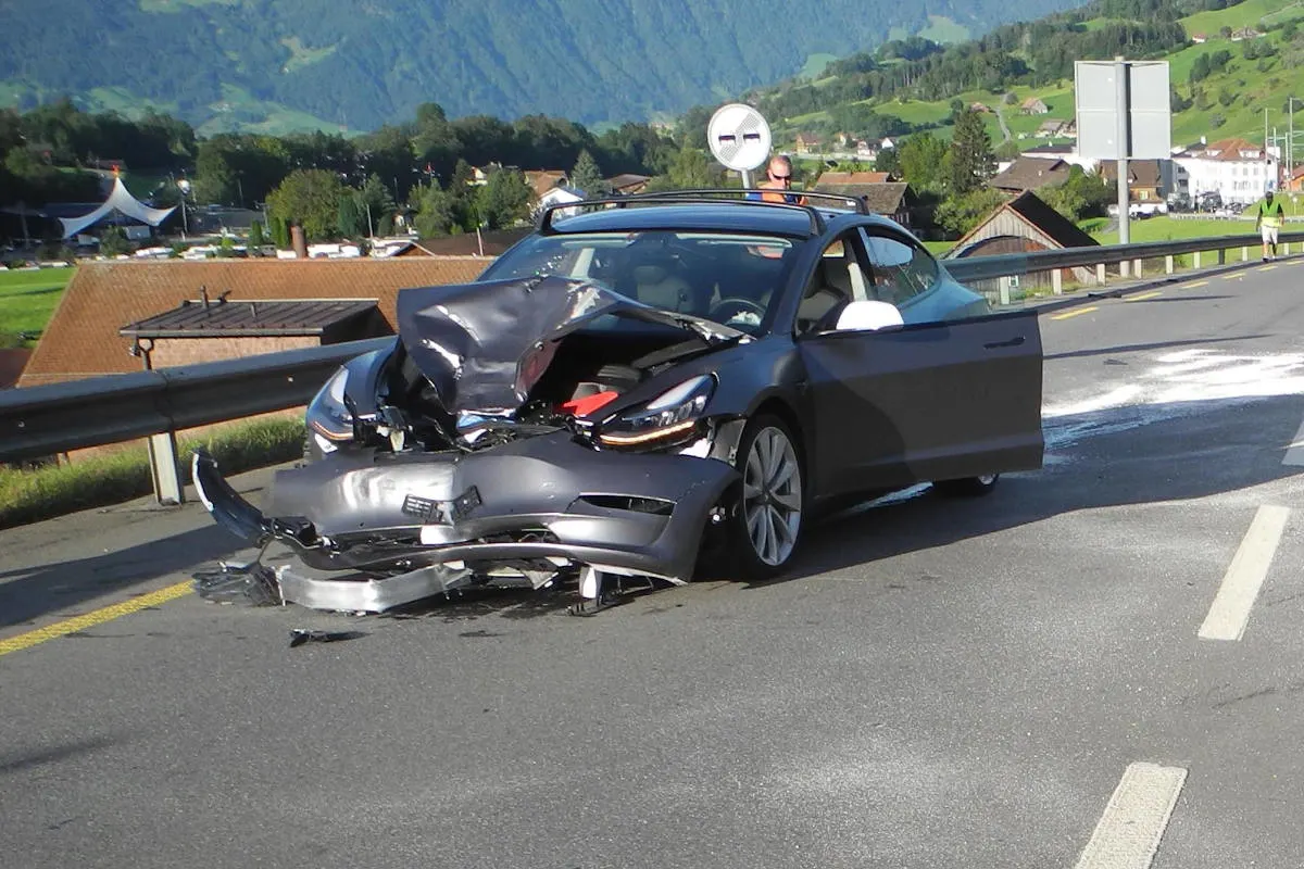 Heftiger Unfall im Sattel SZ – Lastwagenrad löst sich und prallt in Personenwagen