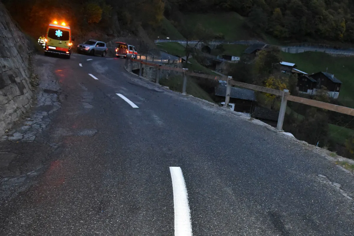 Vals GR - Motorradlenker durch Bündnerzaun geschleudert
