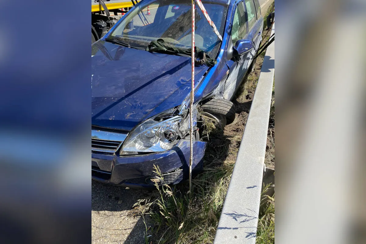 A2 Eptingen BL – Personenwagen kollidiert mit Mittelleitplanke